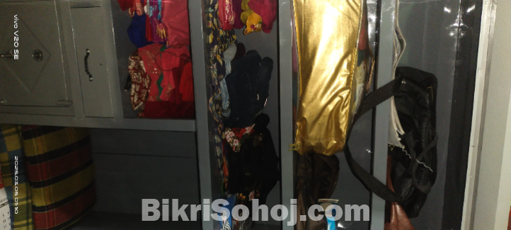 আলমারি নতুন এক মাস ব্যবহার করা হয়েছে